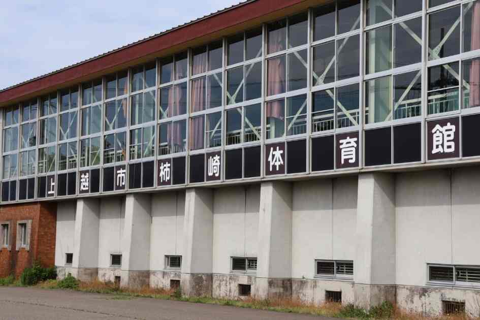 解体される柿崎体育館の外観