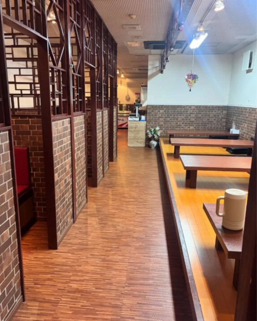 店内の小上がり席と半個室のテーブル席